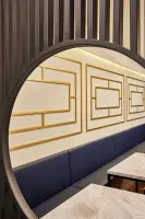 월형 파티션과 골드 몰딩의 고급 차이니즈 다이닝